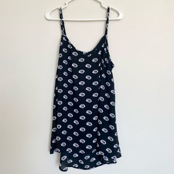 Torrid Lips Print Georgette Hi-Lo Tank Top Black White Size 2 (2X) - Picture 2 of 9